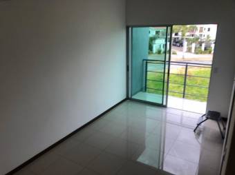 se vende espacioso apartamento en cariari heredia 21-1403