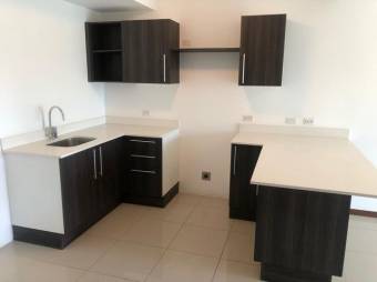 se vende espacioso apartamento en cariari heredia 21-1403