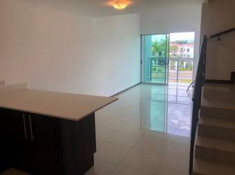 se vende espacioso apartamento en cariari heredia 21-1403