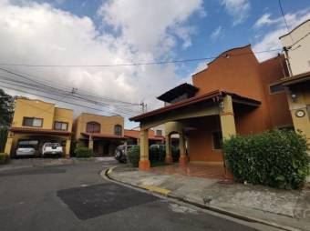 se vende espaciosa casa de 4 habitaciones en Mercedes Sur 21-1306