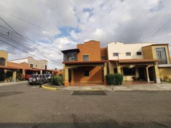 se vende espaciosa casa de 4 habitaciones en Mercedes Sur 21-1306