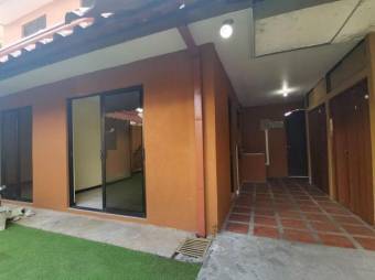 se vende espaciosa casa de 4 habitaciones en Mercedes Sur 21-1306