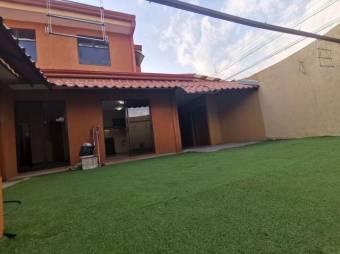 se vende espaciosa casa de 4 habitaciones en Mercedes Sur 21-1306