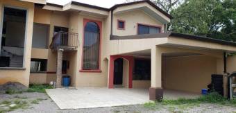 se vende espaciosa casa en Rio Oro santa ana 21-1568