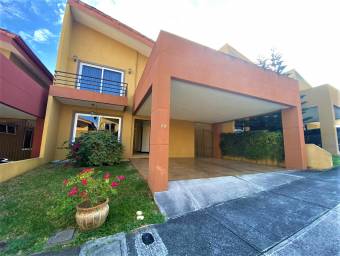 Se vende espaciosa casa con patio amplio en San Francisco Heredia 22-1578