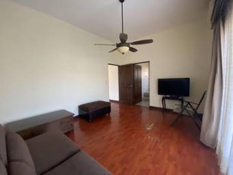 Se vende espaciosa casa con patio amplio en San Francisco Heredia 22-1578