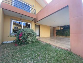 Se vende espaciosa casa con patio amplio en San Francisco Heredia 22-1578