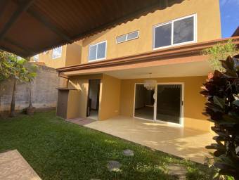 Se vende espaciosa casa con patio amplio en San Francisco Heredia 22-1578