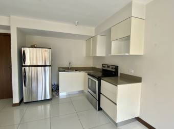 Apartamento semiamueblado en alquiler en Torre Azenza Uruca $750
