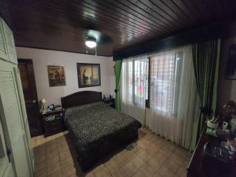 Se vende casa con 4 parqueos en Mercedes Norte Heredia 22-694