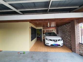 Se vende casa con 4 parqueos en Mercedes Norte Heredia 22-694