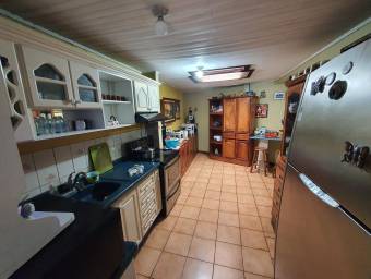 Se vende casa con 4 parqueos en Mercedes Norte Heredia 22-694