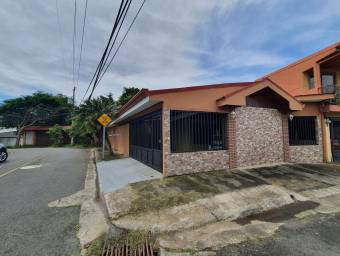 Se vende casa con 4 parqueos en Mercedes Norte Heredia 22-694