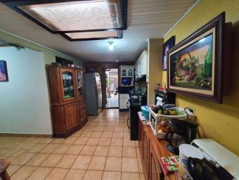 Se vende casa con 4 parqueos en Mercedes Norte Heredia 22-694