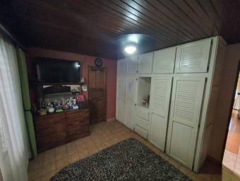 Se vende casa con 4 parqueos en Mercedes Norte Heredia 22-694