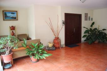 Se vende casa en San Rafael Escazu  con amplio patio y terraza 21-1143