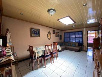 Se vende casa con uso de suelo  mixto en el centro de Heredia 22-1654