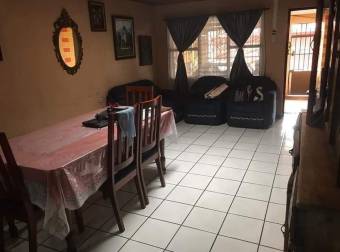 Se vende casa con uso de suelo  mixto en el centro de Heredia 22-1654