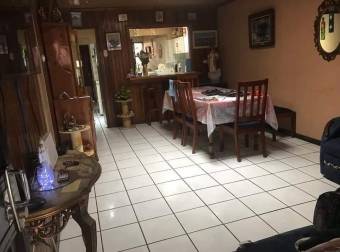 Se vende casa con uso de suelo  mixto en el centro de Heredia 22-1654