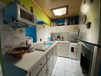 Se vende casa con uso de suelo  mixto en el centro de Heredia 22-1654