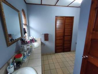 Se vende casa con hermosa vista a las montañas en Trejos Monte Alegre 22-1816