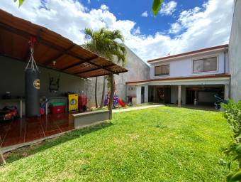 Se vende casa independiente con patio grande en Pozos de Santa Ana  21-2107