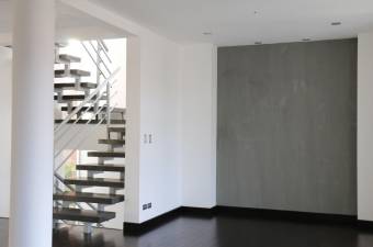 Se vende espaciosa casa moderna con amplio patio en guachipelin Escazu 21-1328