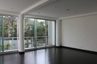 Se vende espaciosa casa moderna con amplio patio en guachipelin Escazu 21-1328