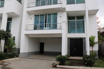 Se vende espaciosa casa moderna con amplio patio en guachipelin Escazu 21-1328