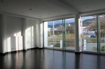 Se vende espaciosa casa moderna con amplio patio en guachipelin Escazu 21-1328