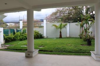 Se vende espaciosa casa moderna con amplio patio en guachipelin Escazu 21-1328