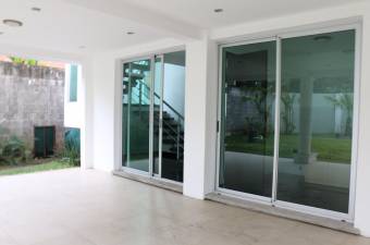 Se vende espaciosa casa moderna con amplio patio en guachipelin Escazu 21-1328