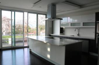 Se vende espaciosa casa moderna con amplio patio en guachipelin Escazu 21-1328