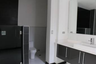 Se vende espaciosa casa moderna con amplio patio en guachipelin Escazu 21-1328