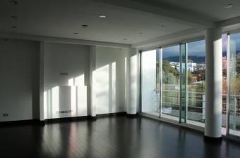 Se vende espaciosa casa moderna con amplio patio en guachipelin Escazu 21-1328