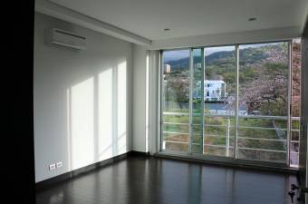 Se vende espaciosa casa moderna con amplio patio en guachipelin Escazu 21-1328