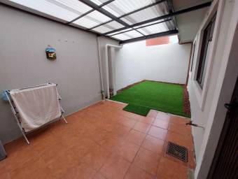 se vende casa con patio y terraza en San Francisco de Heredia 22-613