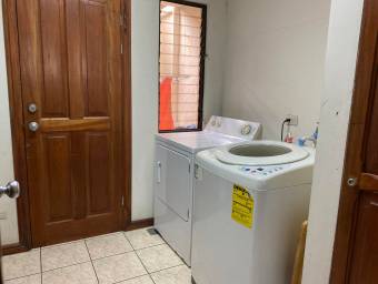 Se vende espaciosa casa en San Rafael de Escazu 22-1135