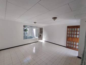 Se vende casa con mucha luz natural y espacioso patio en Rorhmoser 21-1775