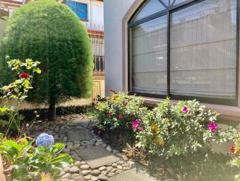 Se vende lujosa casa con patio en RESINDENCIAL en Rohrmoser 21-1282