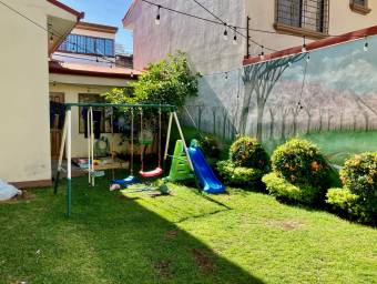 Se vende lujosa casa con patio en RESINDENCIAL en Rohrmoser 21-1282