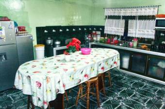 Modera casa familiar en Venta,  Guapiles centro        CG-21-1041