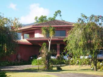 CASA DE LUJO, IDEAL PARA TI Y TU FAMILIA, UBICADA  EN HEREDIA.  CG #23-688.