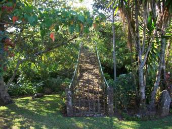 CASA DE LUJO, IDEAL PARA TI Y TU FAMILIA, UBICADA  EN HEREDIA.  CG #23-688.