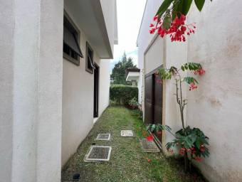 Casa en Venta en San Isidro, Heredia. RAH 23-1170