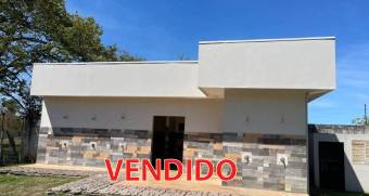 Venta de casa en condominio con piscinas, Alajuela