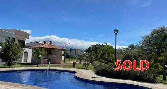 Venta de casa en condominio con piscinas 