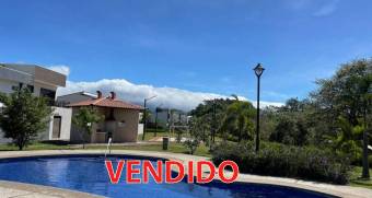 Venta de casa en condominio con piscinas, Alajuela