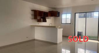 Venta de casa en condominio con piscinas 