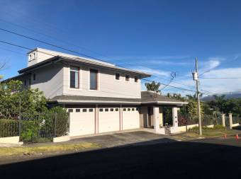 Venta de casa amplia y moderna con piscina en Alajuela, Costa Rica